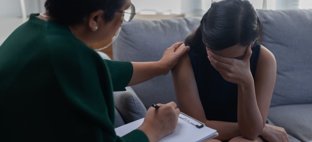 Young woman consults psychologist for diagnosis