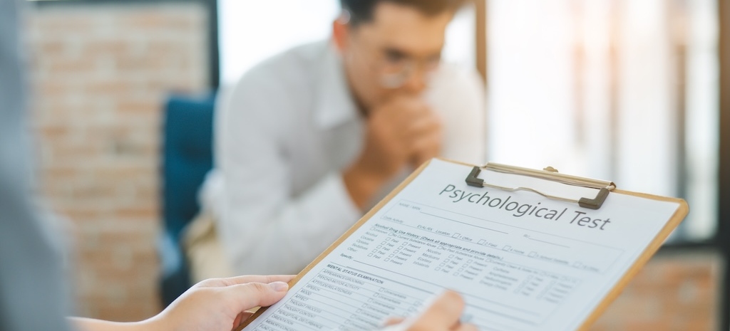 Psychologist listening to the problem of a patient with mental health problems, a patient for treatment encouragement Love and family problems, bipolar, depressed patients prevent suicide